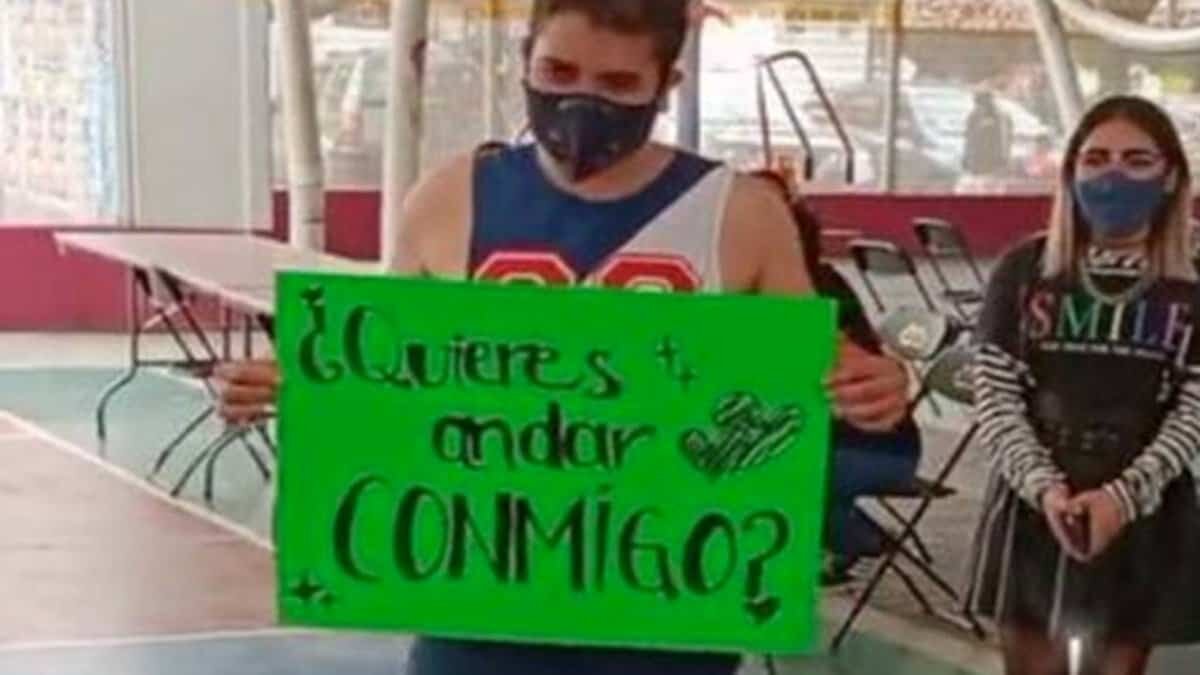 ¡Viva el amor! Joven propone noviazgo en plena vacunación (Video)