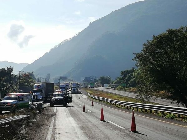 Conoce el lenguaje de luces indispensable para salir a carretera