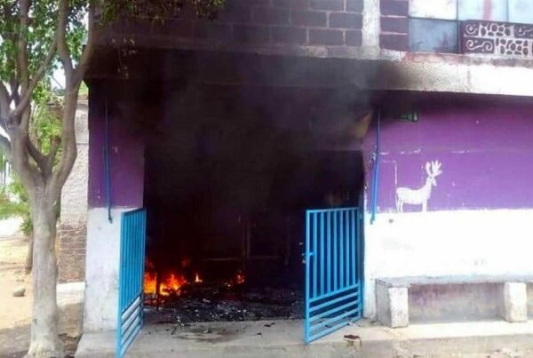 Casa donde vendían alcohol adulterado que provocó más de 10 muertes, bajo fuego