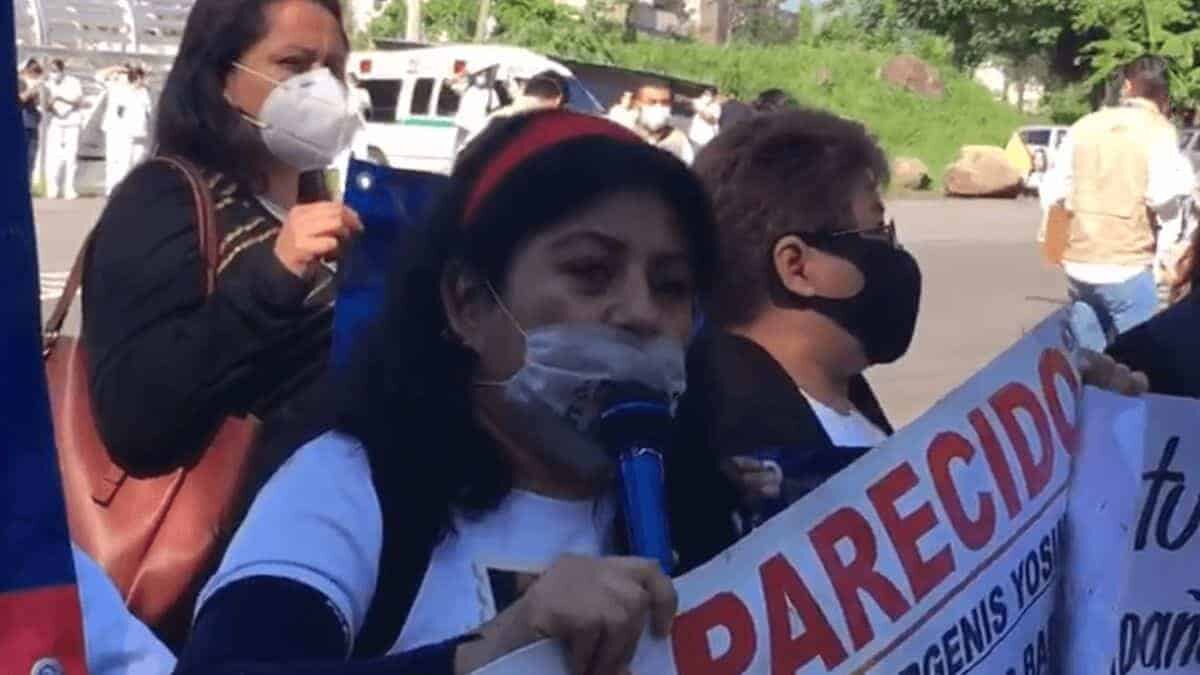 Protestan familiares de personas desaparecidas en gira de AMLO