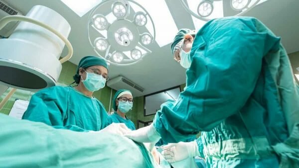 Transplantan pulmones a paciente que los tenía destruidos por Covid-10