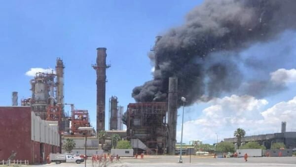 Reportan incendio en Refinería de Cadereyta (VIDEO)