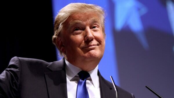 Sobrina de Donald Trump lo demanda por fraude
