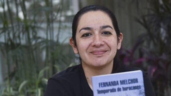 Escritora Fernanda Melchor se hace viral al reclamar por PDFs pirata