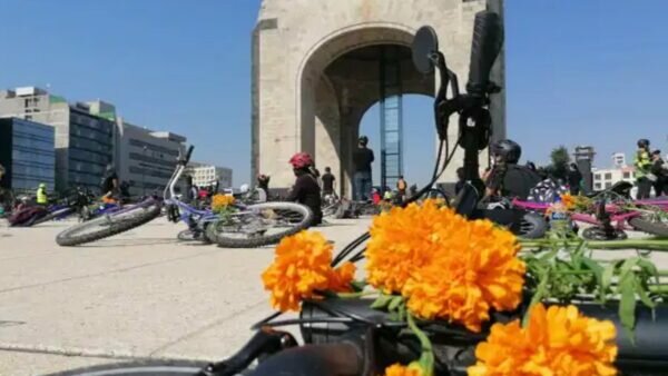 Ciclistas efectúan #lutociclista en el Monumento a la Revolución para exigir más seguridad