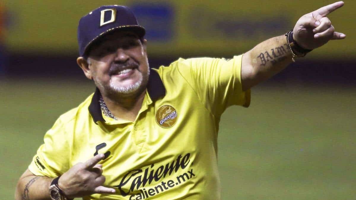 El exfutbolista argentino Diego Armando Maradona falleció este miércoles debido a un paro cardiorrespiratorio a los 60 años de edad.