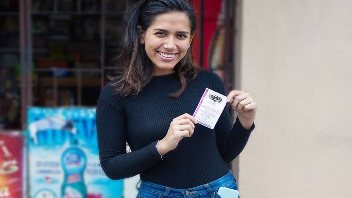 ¿Te imaginas recibir 9 mil 600 millones? Esto puede ser posible ya que un mexicano podría ser el afortunado ganador de un premio de 490 millones de dólares que está sorteando en la lotería de Estados Unidos, llamado Mega Millones, para este viernes.