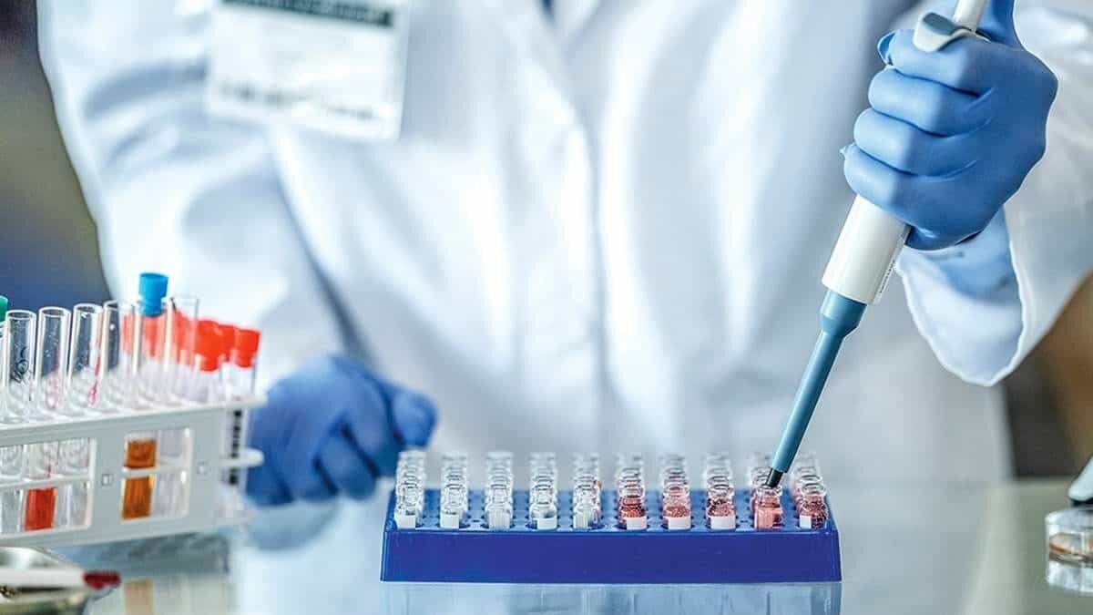 Desde que comenzó la vacunación contra Covid-19 en México, el proceso ha estado lleno de inconsistencias y quejas del personal médico que combate la pandemia en primera línea.