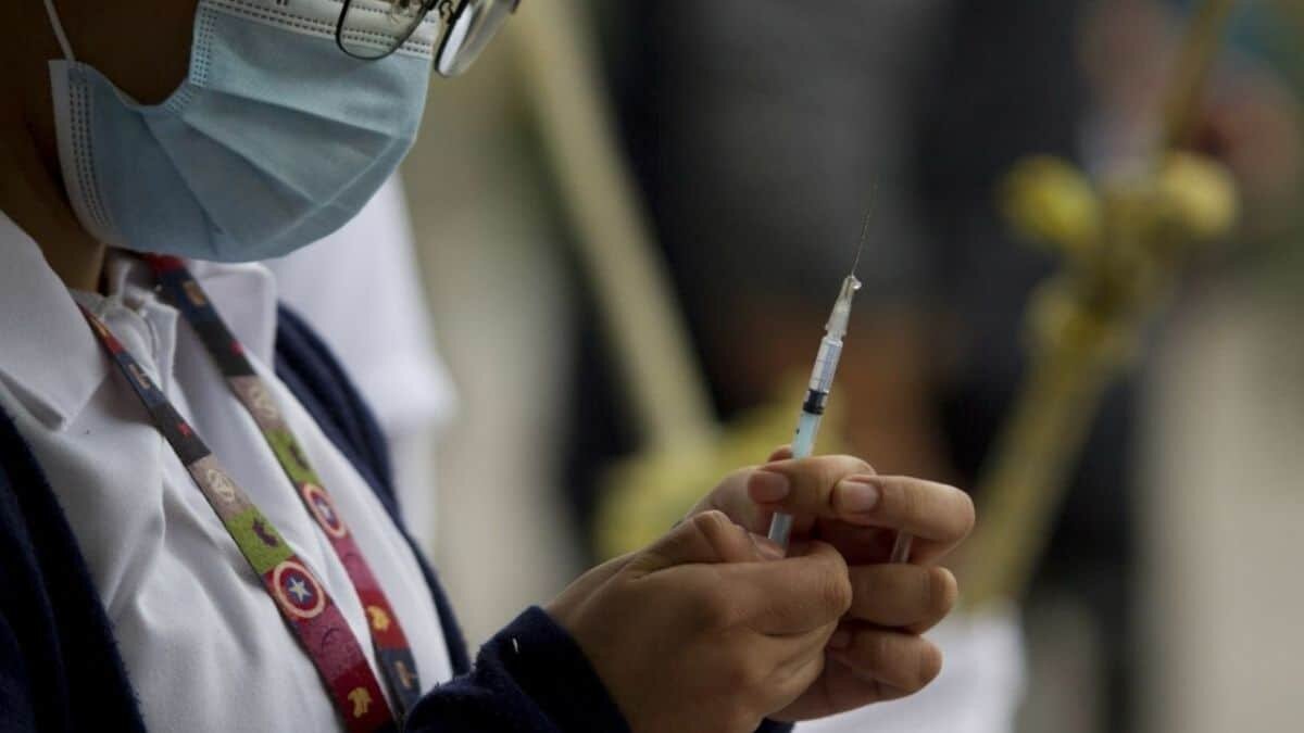 Entre desorganización y suspensiones, así es la vacunación contra Covid-19 en México