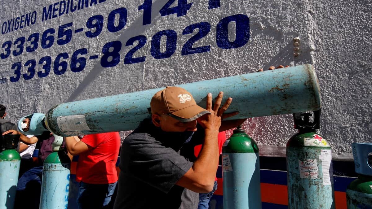 El crimen organizado aprovecha la escasez que se vive de tanques de oxígeno para fomentar el mercado negro de este producto.
