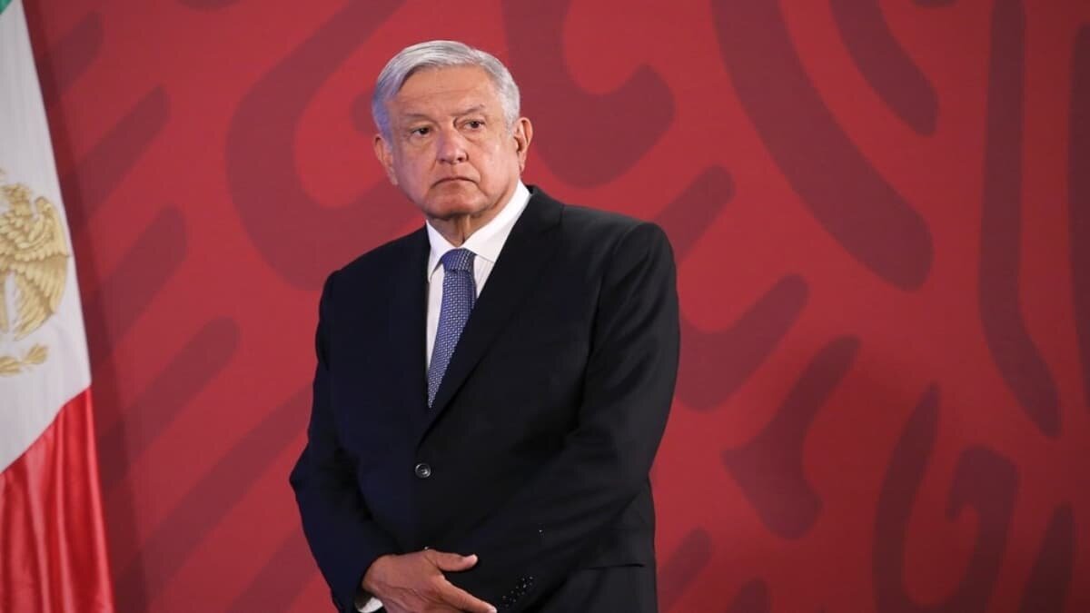 El presidente Andrés Manuel López Obrador (AMLO), informó en la tarde de este domingo que dio positivo a Covid-19 y si bien aseguró que sus síntomas son leves y que ya está recibiendo atención médica, una de las preguntas que los mexicanos se han hecho tras esta noticia es ¿Qué pasaría si el mandatario fallece?