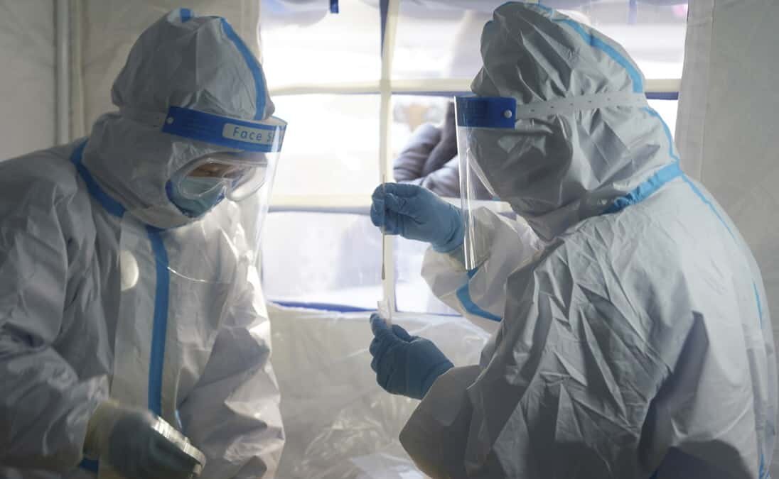 China está intensificando los esfuerzos para neutralizar al virus; ha comenzado a usar hisopos anales para testear a las personas con alto riesgo de contraer Covid-19.