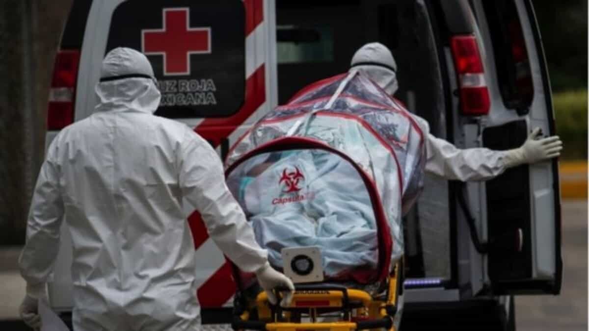 Lamentablemente en México la crisis sanitaria no desciende, pues al cierre de este jueves 21 de enero las autoridades de la Secretaría de Salud informaron que se registró un nuevo récord letal con mil 803 personas fallecidas por Covid-19 y 22 mil 339 se contagios en tan sólo 24 horas; es la peor cifra en casi 11 meses de la pandemia.