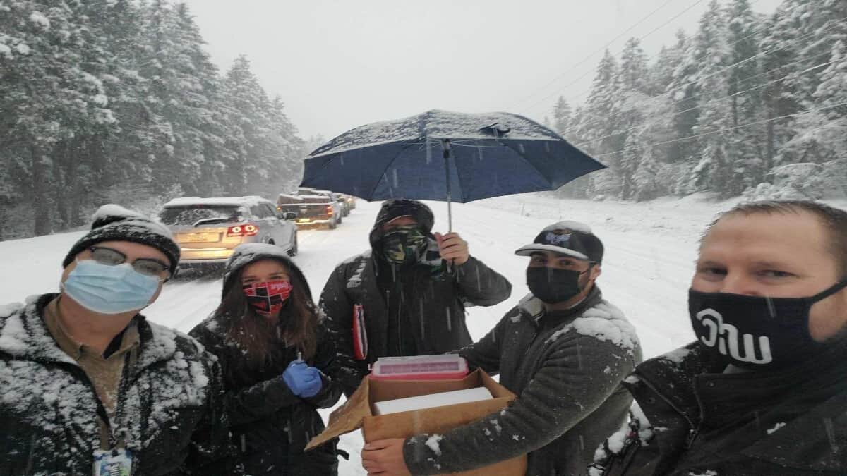 Tras quedar varados en una tormenta de nieve a su regreso de un evento de vacunación contra el Covid-19, unos trabajadores de Salud de Oregon, Estados Unidos, decidieron ir de auto en auto inmunizando a otros conductores antes de que expiraran varias dosis.