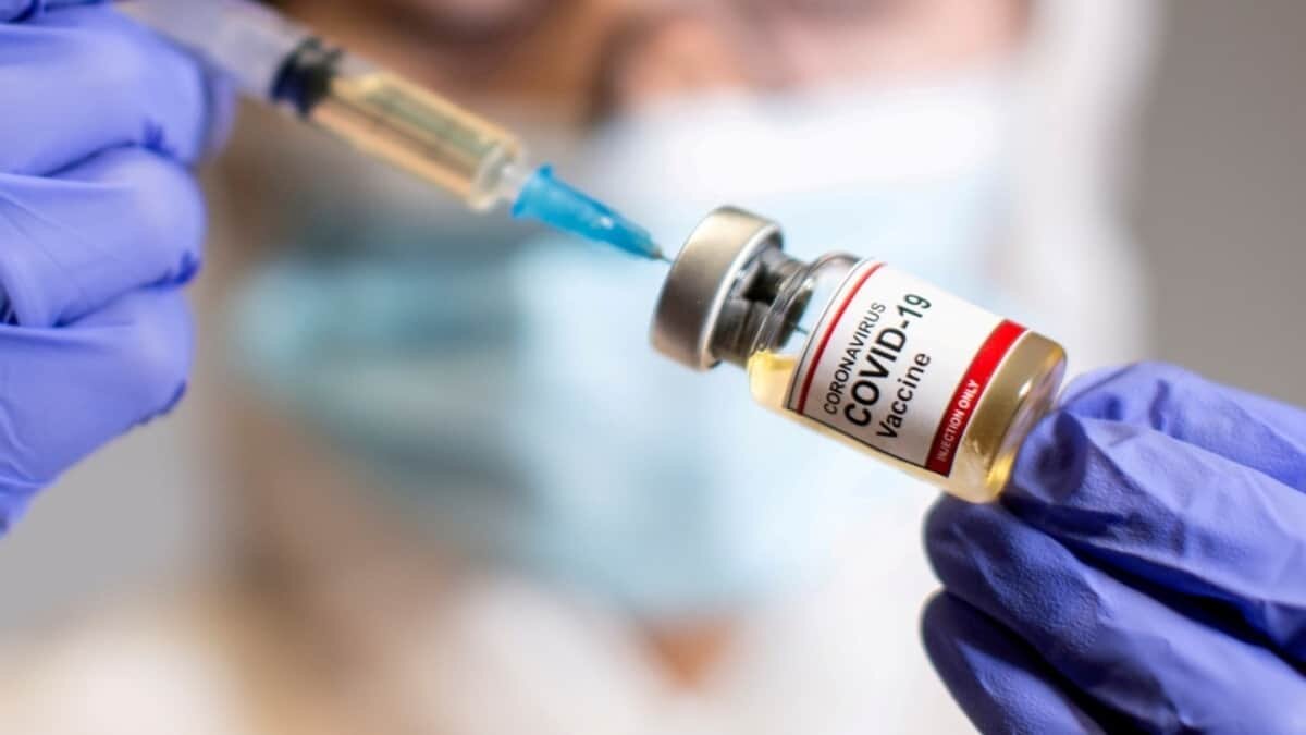 La Secretaría de Salud aseguró que el gobierno federal garantizará la aplicación de la vacuna contra el Covid-19 para el personal que atiende a pacientes con esta enfermedad en las unidades de salud mental y adicciones, al asegurar que es importante protegerlos ante cualquier posibilidad de contagio.
