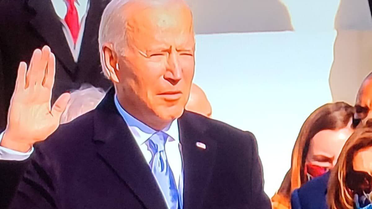 Joe Biden se convirtió en el presidente 46 de Estados Unidos de América en sustitución de Donald Trump, quien prefirió asistir a la ceremonia.