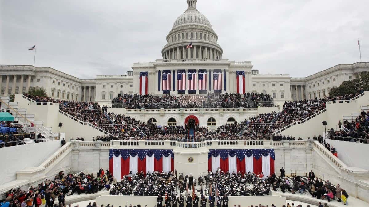 Los invitados a la ceremonia de investidura de Joe Biden como presidente de Estados Unidos comenzaron a llegar, a unos minutos de que inicie el acto protocolario.