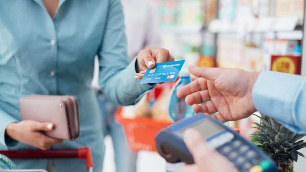 En redes sociales se coló el rumor en que el SAT estaría monitoreando a los usuarios de tarjetas de crédito y débito.
