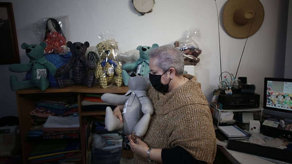 Eréndira es una mujer que decidió elaborar este tipo de osos como recuerdo para los familiares de personas fallecidas por Covid-19.