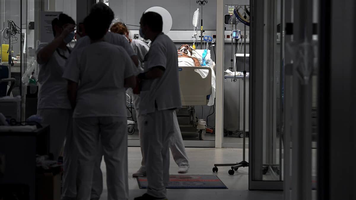 El joven de 17 años murió en Carolina del Sur, donde otros 42 menores se encuentran hospitalizados por este síndrome.