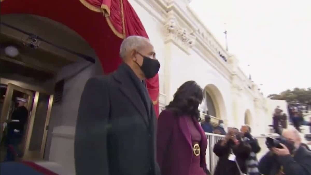Los invitados a la ceremonia de investidura de Joe Biden como presidente de Estados Unidos comenzaron a llegar, a unos minutos de que inicie el acto protocolario.