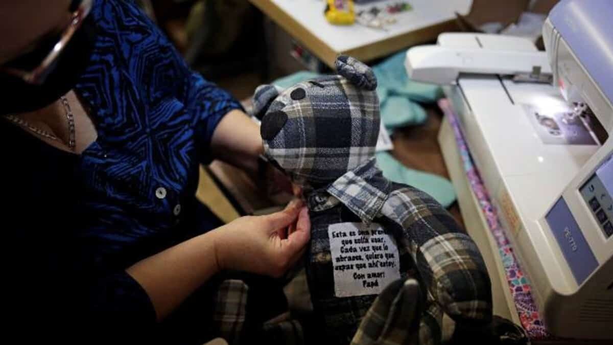 Eréndira es una mujer que decidió elaborar este tipo de osos como recuerdo para los familiares de personas fallecidas por Covid-19.