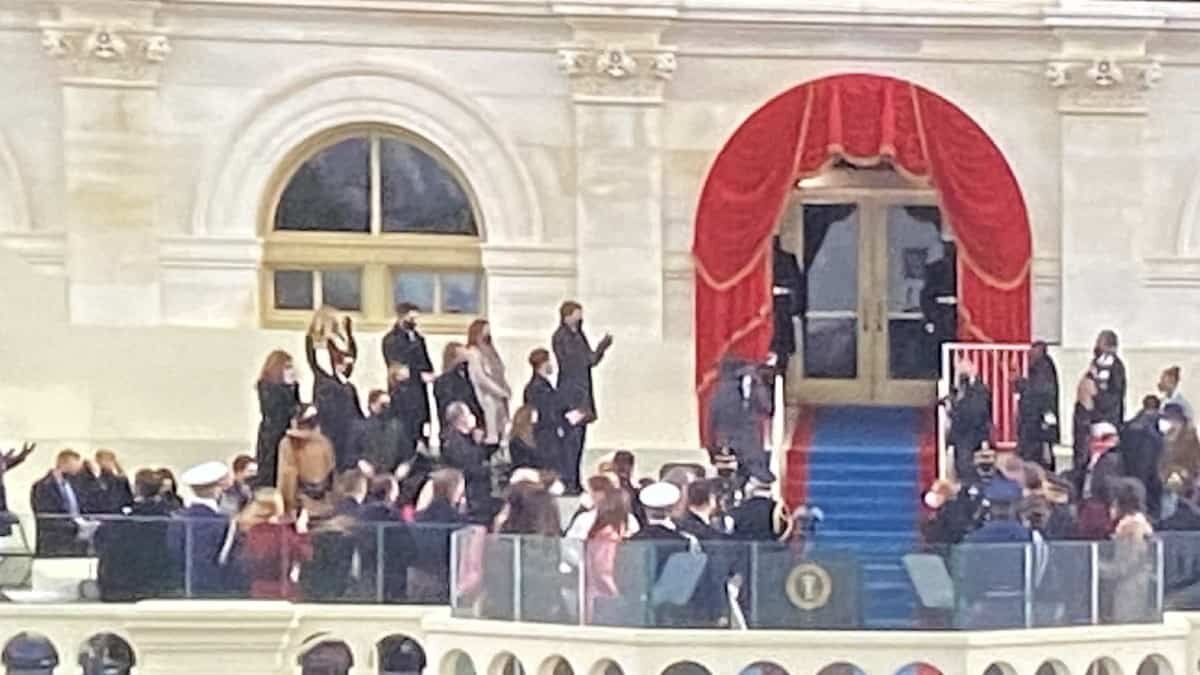 Los invitados a la ceremonia de investidura de Joe Biden como presidente de Estados Unidos comenzaron a llegar, a unos minutos de que inicie el acto protocolario.