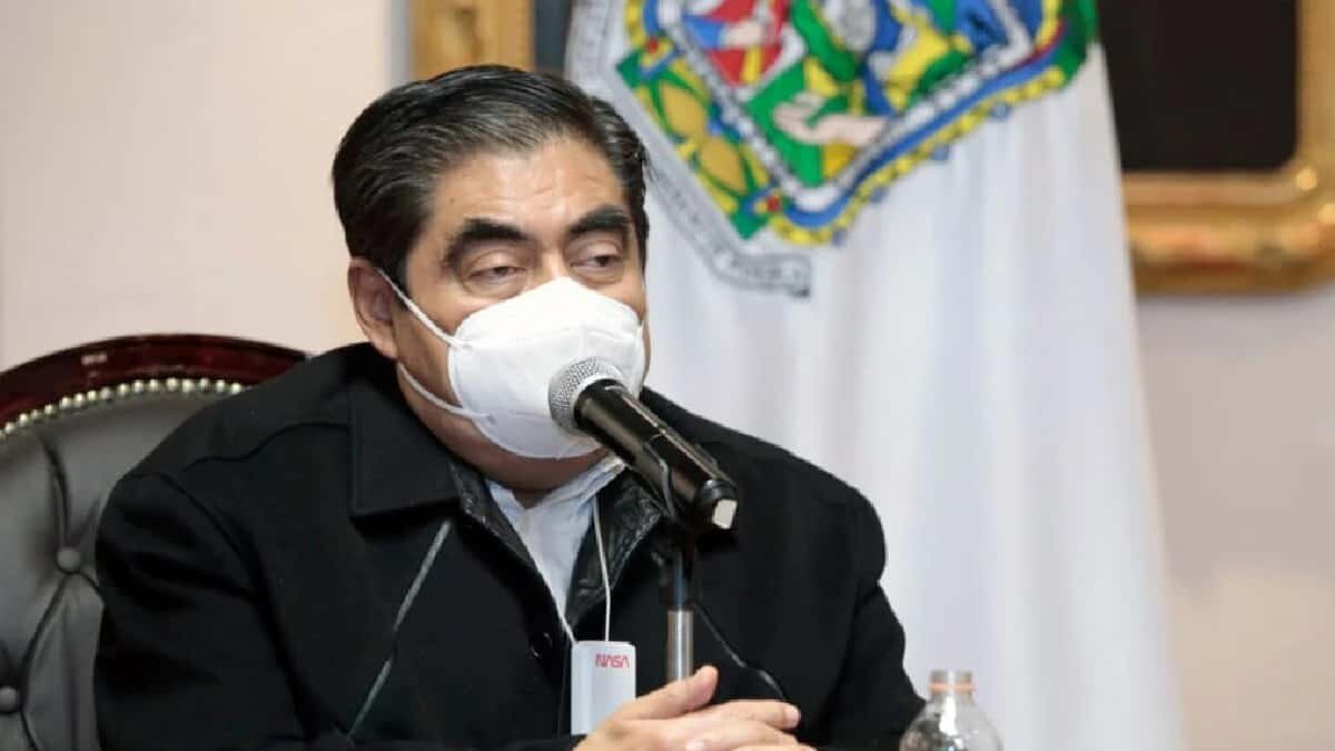 El gobernador de Puebla, Miguel Barbosa, anunció que el semáforo epidemiológico por Covid-19 en la entidad regresó a rojo.