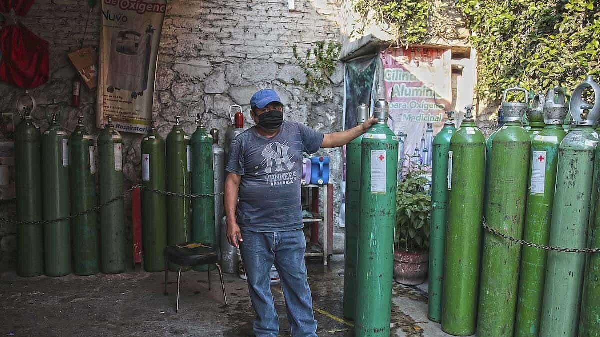 El crimen organizado aprovecha la escasez que se vive de tanques de oxígeno para fomentar el mercado negro de este producto.