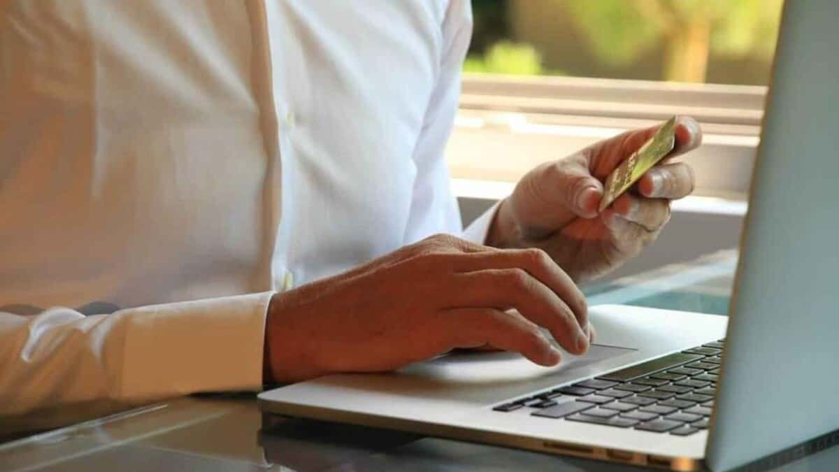 Una mujer denunció que los ladrones la despojaron de 20 mil pesos mediante el uso de un clip con el que hicieron el cargo a su cuenta.