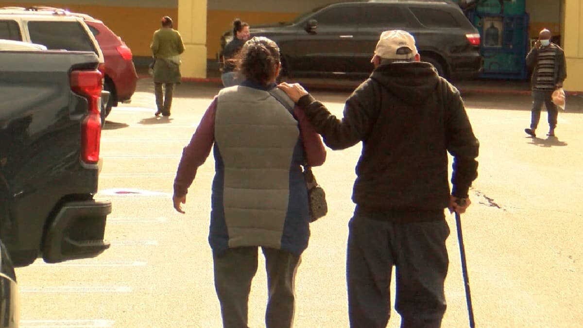 Miles de mexicanos radicados en Estados Unidoshan aprovechado los centros de vacunación montados para inmunizar a la población contra el Covid-19.