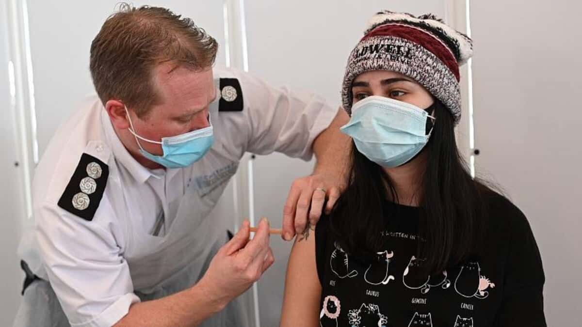 Autoriza Reino Unido infectar a personas con Covid-19 para probar medicamentos
