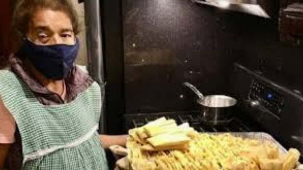 Una abuelita que enfermó gravemente de Covid-19 decidió hacer cientos de tamales a médicos del hospital donde fue atendida.