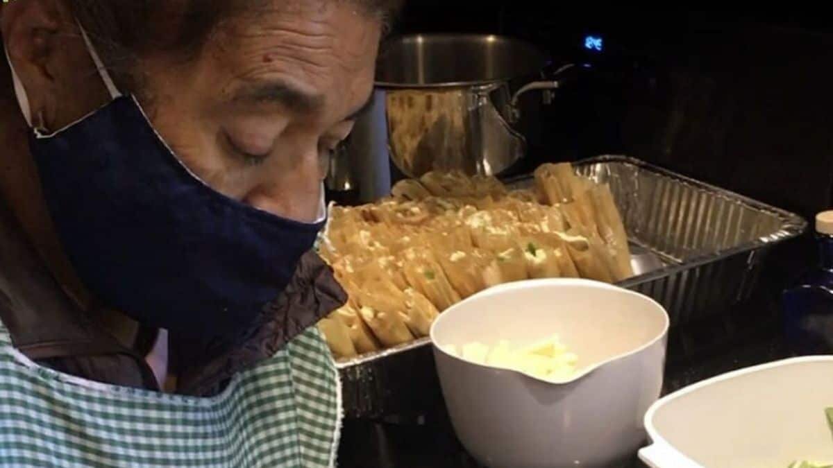Abuelita se salva de Covid-19 y lleva tamales a médicos que la atendieron
