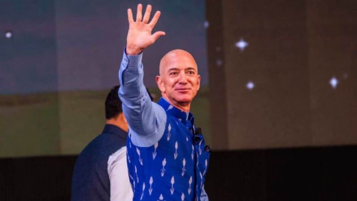 El multimillonario fundador de Amazon, Jeff Bezos anunció que dejará la presidencia ejecutiva de esa empresa durante el tercer trimestre de 2021.