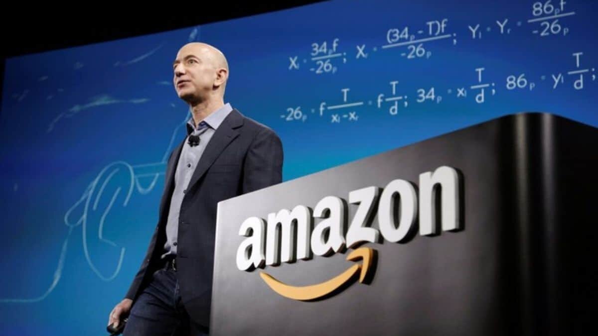 El multimillonario fundador de Amazon, Jeff Bezos anunció que dejará la presidencia ejecutiva de esa empresa durante el tercer trimestre de 2021.