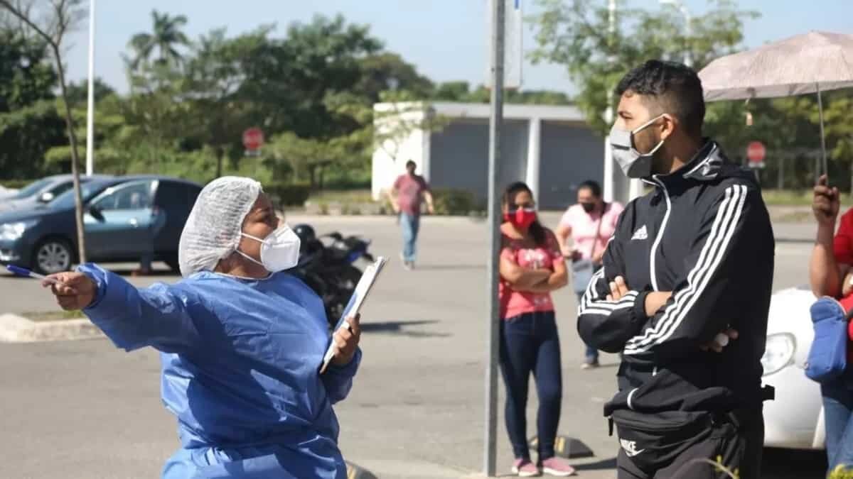 Después de casi 11 meses desde que la pandemia de Covid-19 llegó a México, las cifras de contagios, muertes y hospitalizaciones de esta enfermedad han comenzado a reducirse en al menos 24 estados de la república, entre las última dos y seis semanas, informó el subsecretario de Salud, Hugo López Gatell.