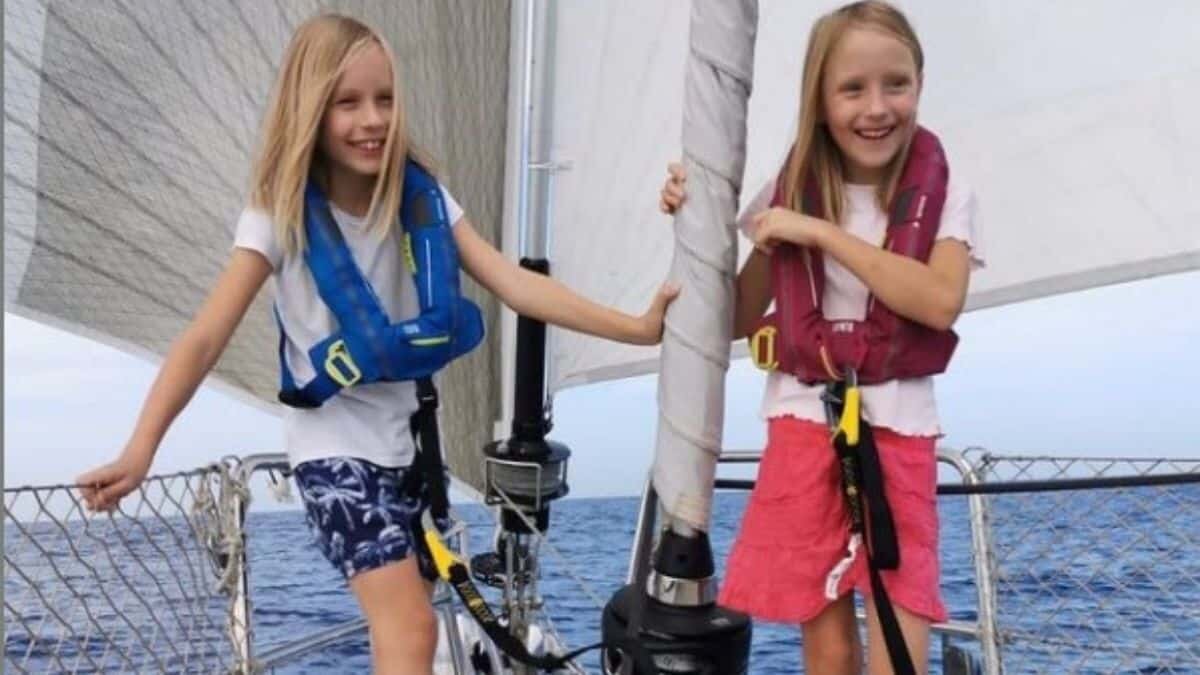 Una familia húngara decidió cumplir su sueño, navegar alrededor del mundo en un barco llamado "Teatime", además de aislarse de los contagios de Covid-19.