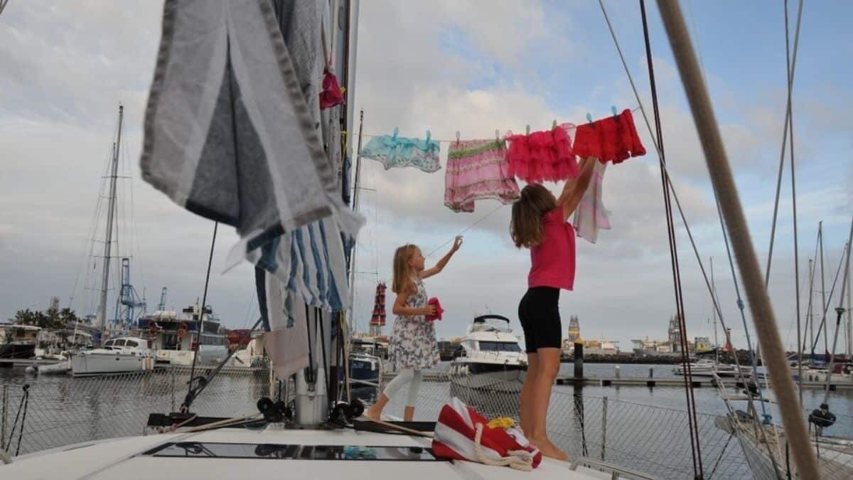 Una familia húngara decidió cumplir su sueño, navegar alrededor del mundo en un barco llamado "Teatime", además de aislarse de los contagios de Covid-19.
