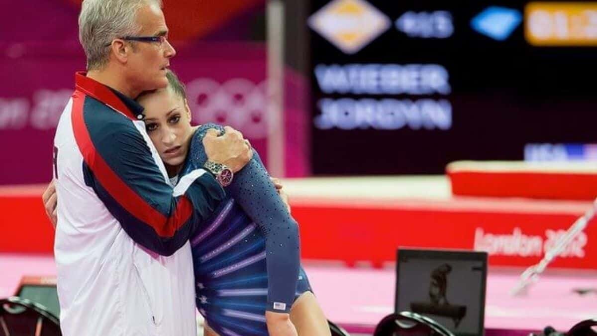 El ex entrenador del equipo de gimnasia femenina de Estados Unidos, John Geddert, se suicido tras ser acusado de delitos de agresión sexual y trata de personas.