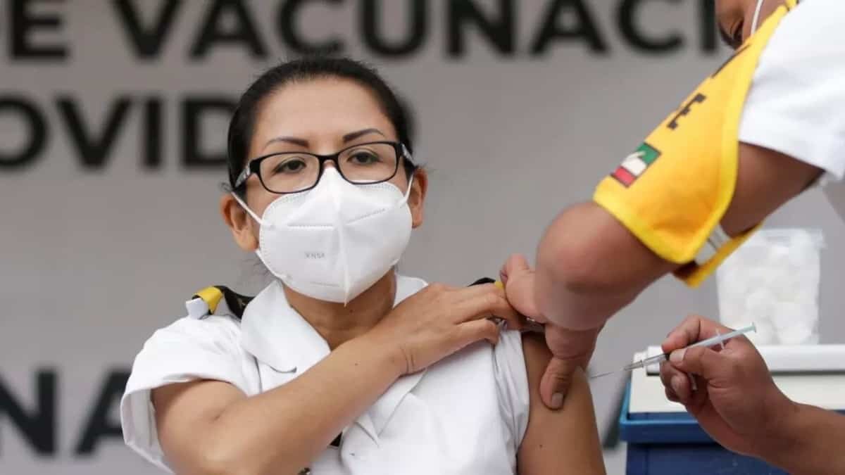 Las autoridades de la Secretaría de Salud reportaron que hasta corte realizado a las 16:00, se han aplicado un total de un millón 58 mil 139 vacunas contra Covid-19 y que este martes 17 de febrero se inmunizaron a 104 mil 666 personas. 