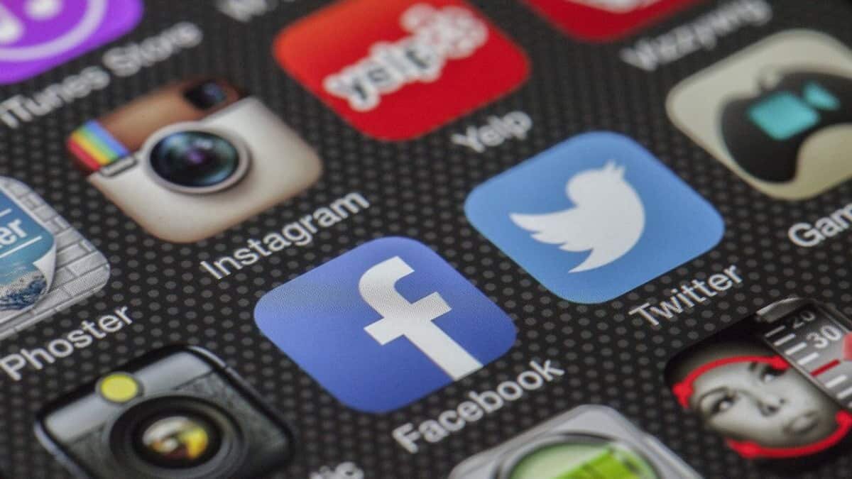Tras las miles de críticas sobre la iniciativa de ley para regular las redes sociales, el coordinador de Morena en el Senado, Ricardo Monreal, anunció que la propuesta se pospondrá por tres semanas para ser entregada al pleno del Senado de la República.