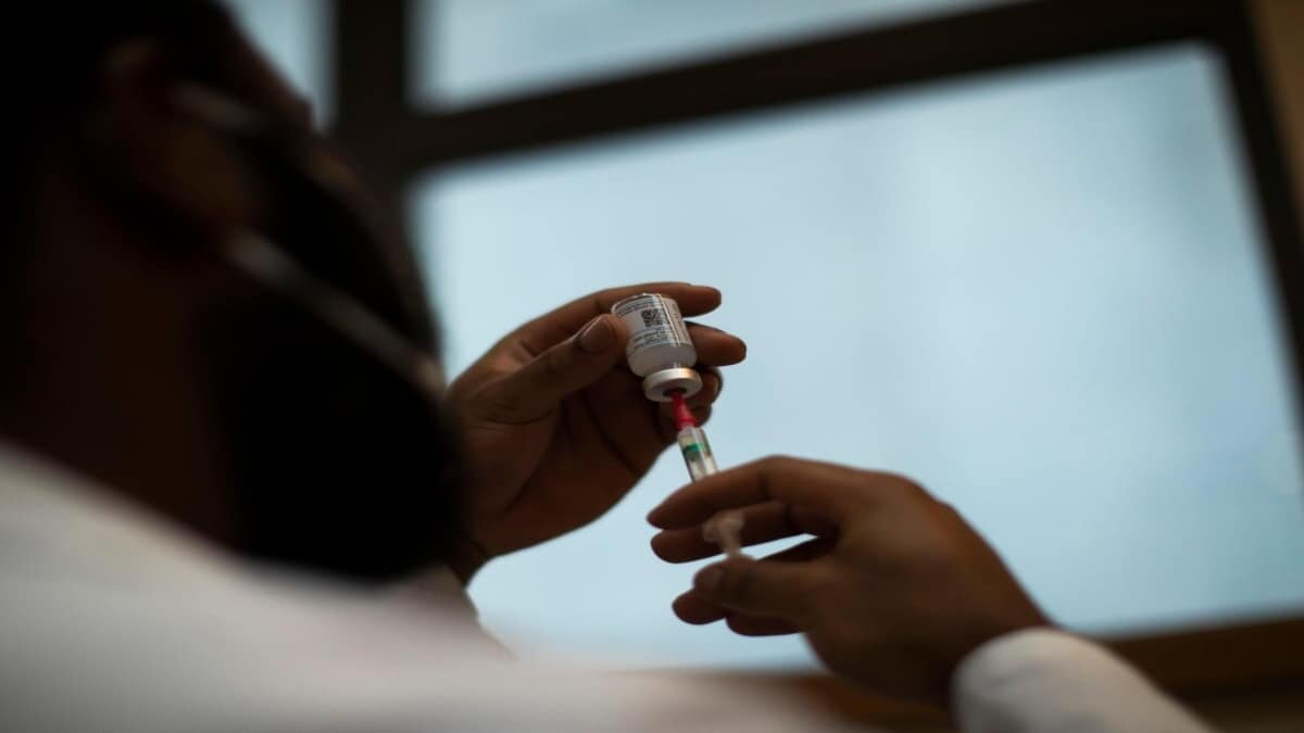 Gracias al mecanismo COVAX, México recibirá en el primer semestre de este año entre 6.4 y 10.9 millones de vacunas contra el Covid-19; mientras que de febrero a marzo se prevé que arriben a nuestro país, en un inicio, alrededor de 1.6 y 2.7 millones de dosis, informó el martes el titular de la Secretaría de Relaciones Exteriores (SRE), Marcelo Ebrard.