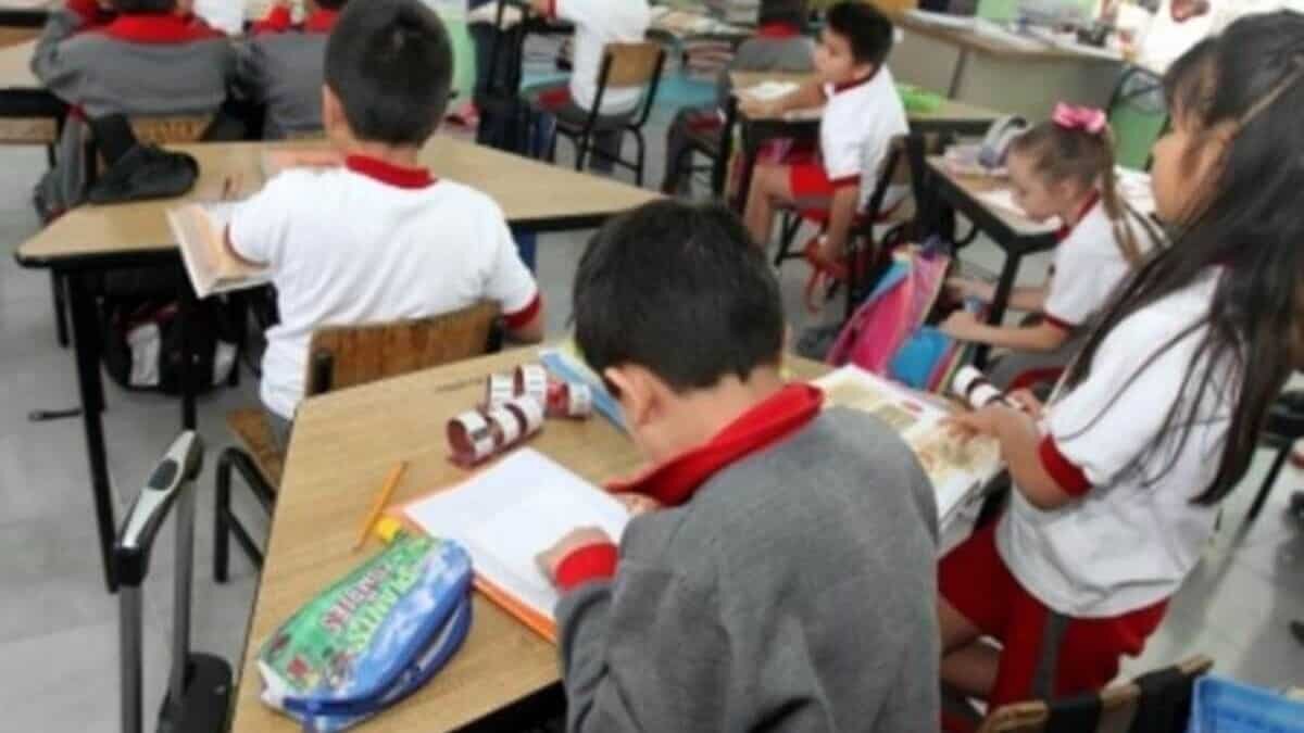 AMLO pidió a las escuelas privadas esperar a que las entidades pasen a semáforo verde y a que los maestros de cada localidad sean vacunados contra Covid-19.