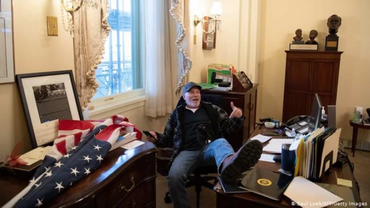 Después del caos que se vivió el pasado 6 de enero en las instalaciones del Capitolio de Estados Unidos por el asalto de los seguidores del ex presidente Donald Trump, siguen saliendo a la luz más información sobre el suceso, pues los senadores demócratas difundieron un video inédito en que muestran el momento en que el entonces vicepresidente Mike Pence es evacuado del lugar en medio de la violencia desatada.
