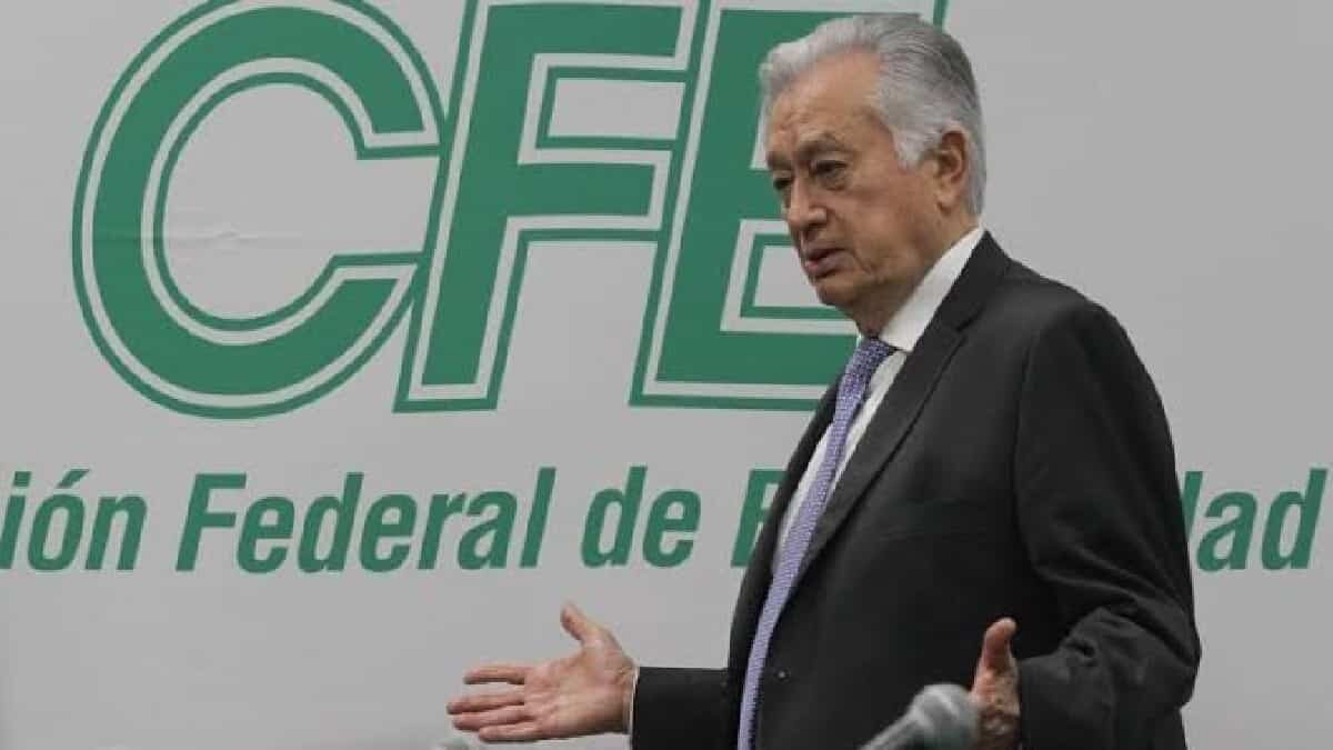 AMLO criticó a quienes atacan a la CFE por los apagones registrados esta semana en varios estados de México, al tiempo que recordó que es un asunto que se originó en Texas.