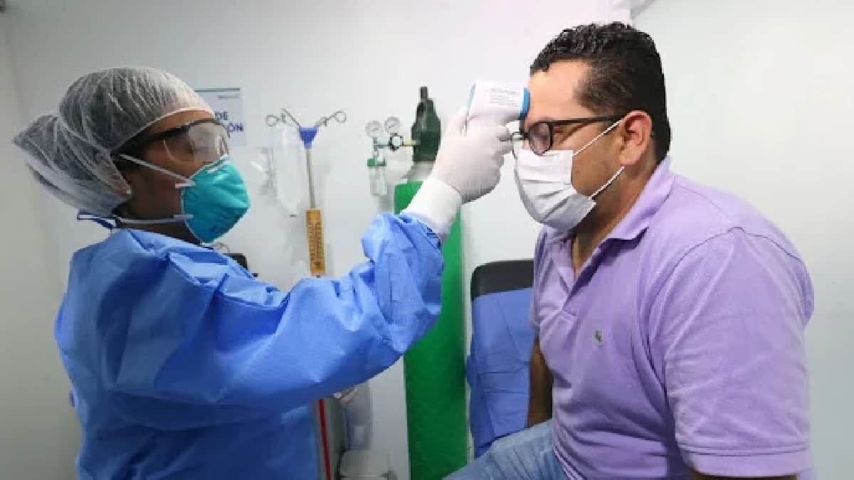 en Colima, el gobernador José Ignacio Peralta Sánchez anunció nuevas restricciones para intentar contener la pandemia.