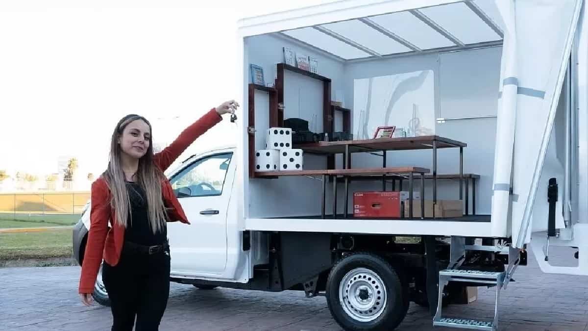 La maestra recorre el municipio de Calvillo en Aguascalientes para brindar educación a sus alumnos de bajos recursos.
