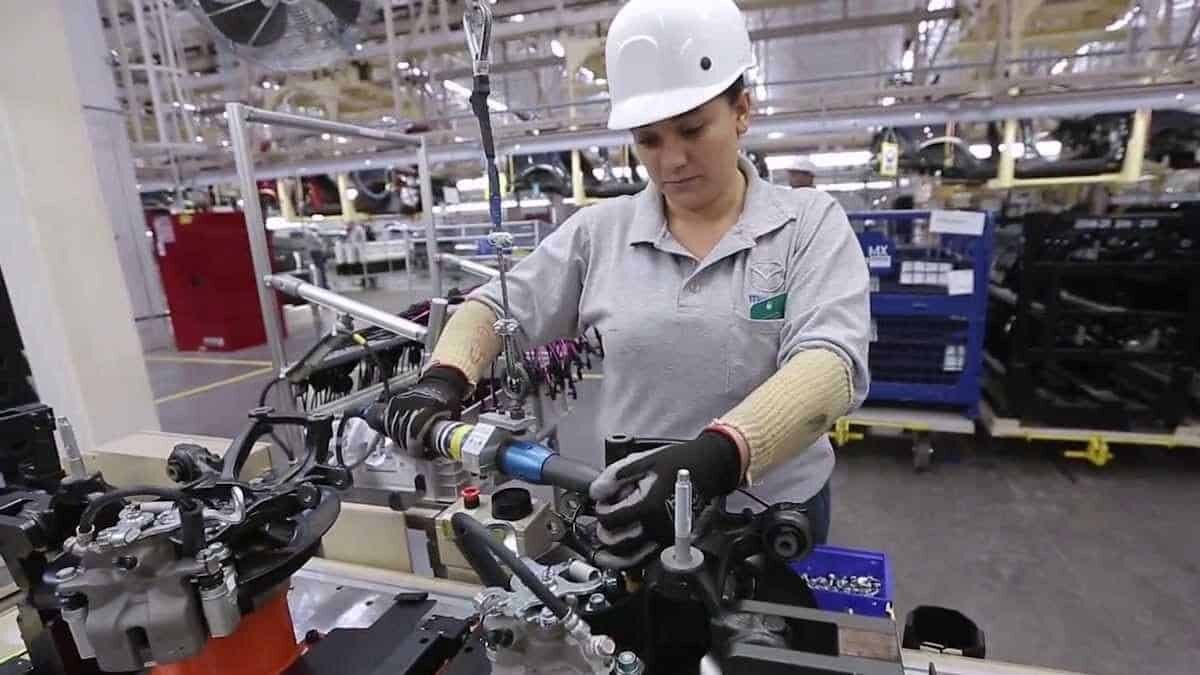 Empresas automotrices como Volkswagen de México, General Motors y Mazda suspenderán operaciones debido a la escasez de gas natural.