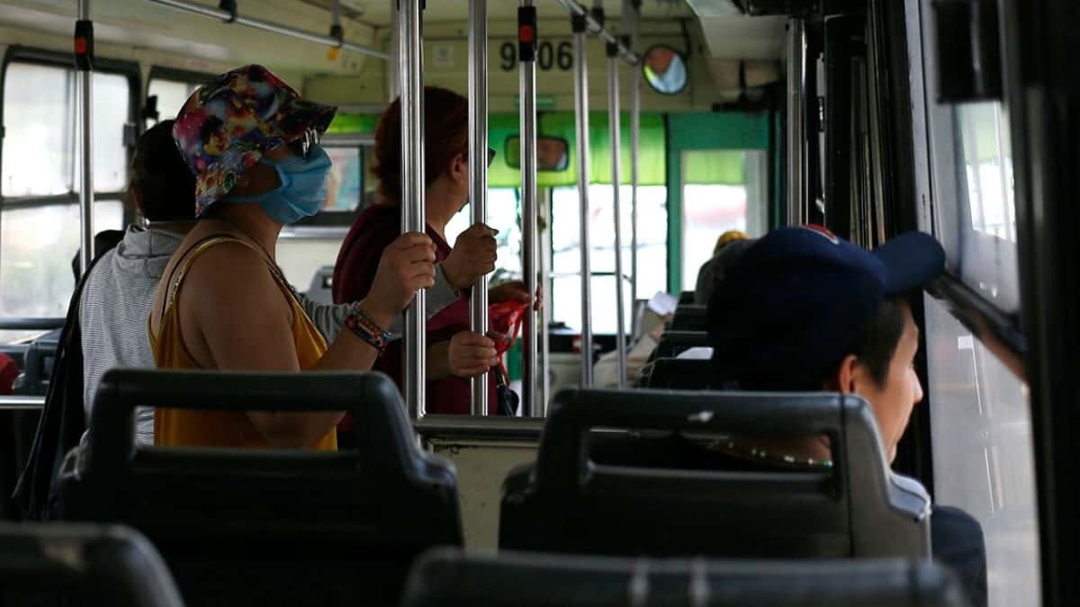 Mayoría de contagios por Covid en NL se dan en el transporte y reuniones